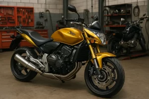 Mecânico profissional trabalhando com cuidado no motor de uma motocicleta em uma oficina limpa e bem organizada.